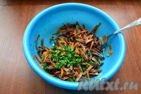 Сразу же салат перемешать. Далее добавить в корейский салат из сердца измельченную петрушку, еще раз перемешать, если нужно, досолить и дать настояться минут 30 в прохладном месте.
