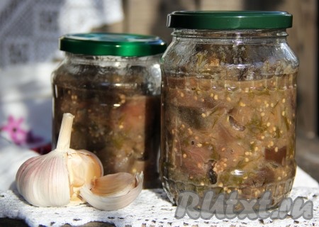 Укутать баночки с заготовкой в плед и оставить до полного остывания. Из этого количества продуктов получается 5 баночек по 700 грамм. Остренькие, ароматные баклажаны, напоминающие по вкусу грибы, зимой станут отличным дополнением ко многим блюдам. Обязательно попробуйте эту прекрасную консервацию, ведь готовится она очень просто, даже без стерилизации.
