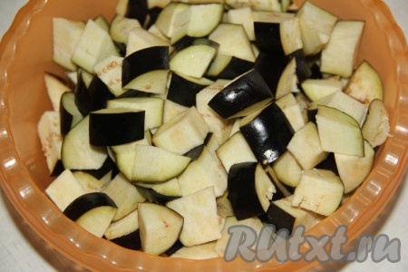 Баклажаны вымыть и нарезать на кусочки размером 2х2 см.&nbsp;
