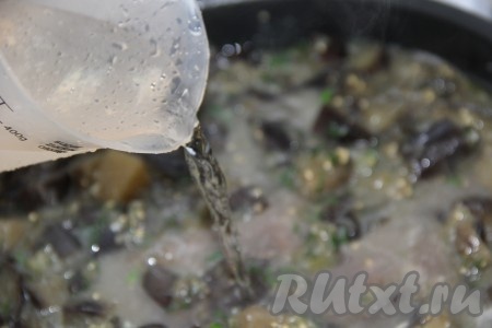 Затем влить уксус и хорошо перемешать.