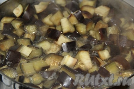 Варить баклажаны в течение 5 минут, постоянно помешивая и погружая баклажаны в воду.
