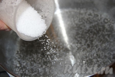 В большую кастрюлю (у меня кастрюля объёмом 5 литров) влить воду и добавить соль, поставить на огонь и довести до кипения.
