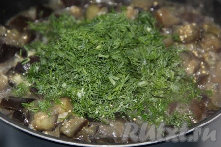 Затем добавить укроп и снова перемешать.