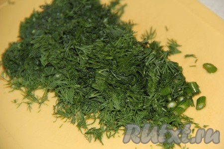 Тушить баклажаны в течение 10 минут на небольшом огне, периодически помешивая. Укроп вымыть, обсушить и мелко нарезать.
