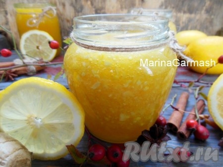 Вкусную, ароматную и полезную смесь имбиря с лимоном и мёдом можно есть вприкуску с тёплым чаем (лучше не добавлять такую смесь в кипяток, чтобы не потерять полезные свойства мёда) или добавлять по 2-3 чайных ложки прямо в тёплый чай. Такая заготовка поможет успешно бороться с простудными заболеваниями и повысит иммунитет.