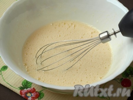 Затем добавить к массе сахар и продолжить взбивать до растворения сахара.
