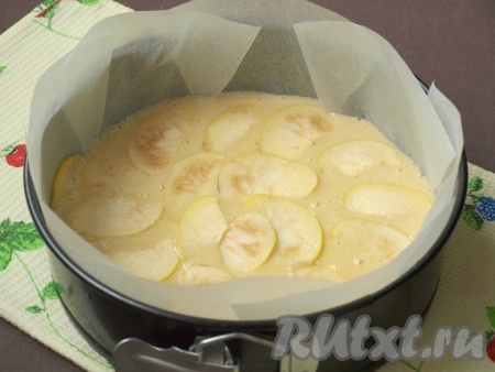 Сверху на тесто выложить оставшиеся ломтики айвы.