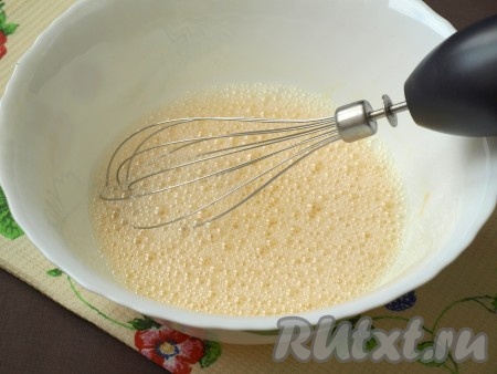 В миску разбить яйца и взбить при помощи венчика. Взбивать нужно минуты 3-4, пока масса не увеличится в объёме.

