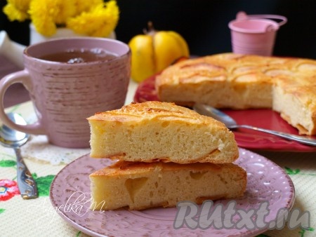 По желанию, шарлотку можно посыпать сахарной пудрой (я в этот раз не посыпала). Нарезать шарлотку с айвой на кусочки и подавать к чаю.
