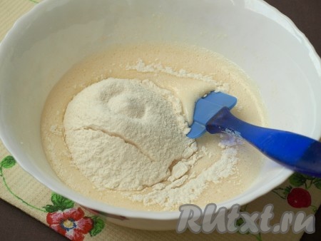 Просеять муку с разрыхлителем в получившуюся массу и перемешать тесто лопаткой методом складывания (снизу вверх).
