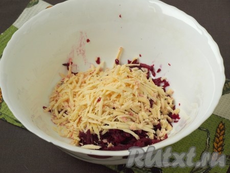Туда же натереть твёрдый сыр.