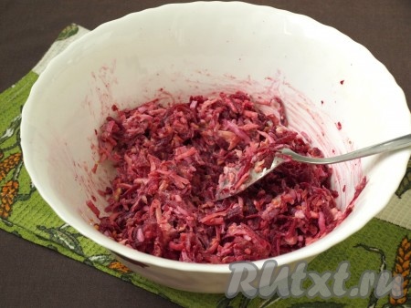 Салат перемешать и посолить по вкусу.