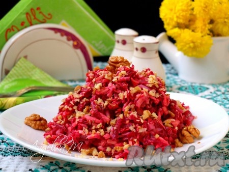 Салат из свеклы с яйцом, сыром и чесноком