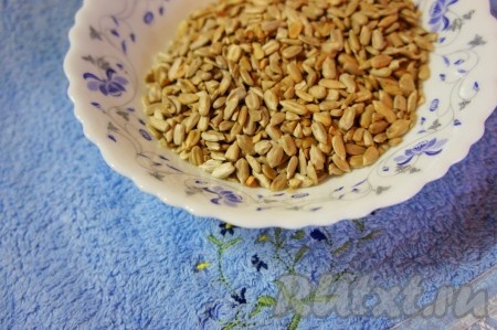 Семечки подсушить на сухой сковороде в течение 5-7 минут. Семечки для козинаков готовы.