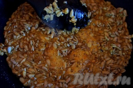 Добавить в карамель семечки и перемешать. Делать это нужно, не снимая сковороды с огня, так как карамель !очень быстро твердеет и будьте аккуратны при этом, чтобы не обжечся.