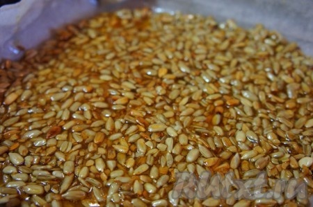 Заранее форму застелите пергаментной бумагой, смажьте сливочным или растительным маслом. Горячую карамельную смесь !быстро распределите ровным слоем по бумаге. Через 2-3 минуты сделайте ножом небольшие надрезы, чтобы после полного застывания было удобно разломать козинаки.