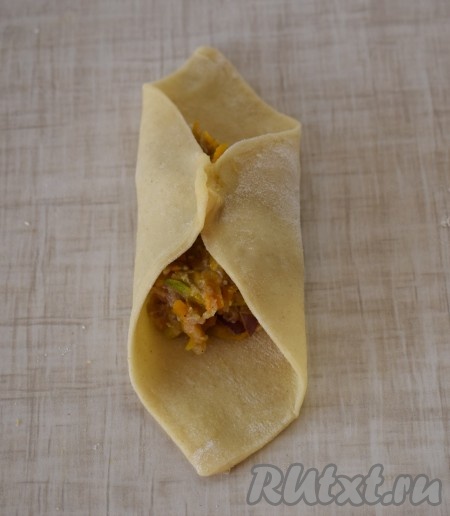 Соединяем (защипываем) противоположные стороны квадрата между собой (как на фото), таким образом формируя заготовки мантов.