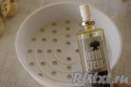 Лучше всего это делать специальным спреем для распыления масла, он помогаем нанести масло тонким слоем по всей требуемой поверхности (или смазать кулинарной кистью).
