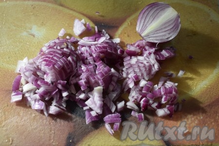 Лук очистить и нарезать мелко.
