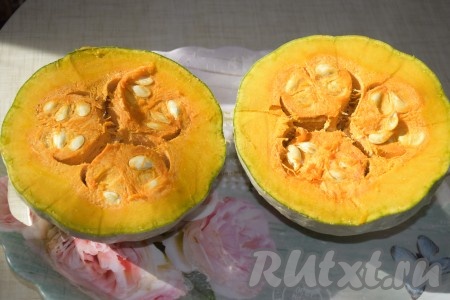 Тыкву разрезать пополам и очистить ложкой от семян и внутренних волокон.
