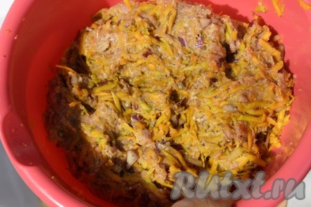 Смешать тыквенную начинку с&nbsp; мясным фаршем и тщательно перемешать до однородности.
