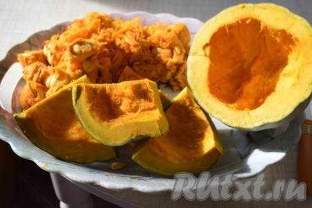 Нарезать тыкву на кусочки и очистить от кожуры.