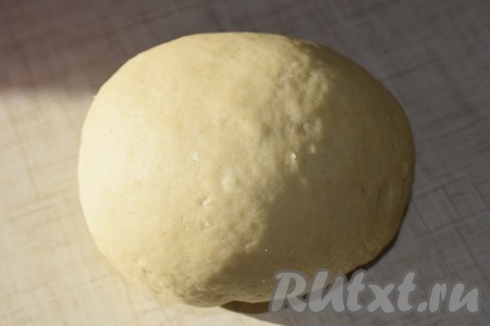 Дать тесту полежать 10-15 минут, за это время оно станет более однородным и гладким.
