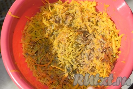 Натереть тыкву на крупной терке, посолить, поперчить и добавить специи.
