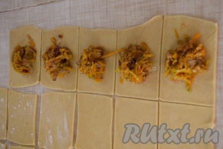 В центр каждого квадрата выкладываем фарш, примерно, по 1 столовой ложке.

