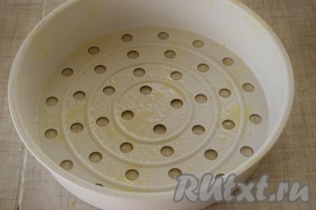 Смазываем форму для пароварки растительным маслом.
