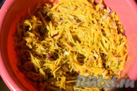 Добавить лук к тыкве, перемешать и тыквенная начинка готова.
