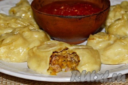 Смазываем сливочным маслом и посыпаем свежесмолотым перцем. Подаем манты горячими с аджикой, сметаной, соусом из зелени и т.д. по вашему вкусу. Вкуснейшие, сочные манты с тыквой и фаршем понравятся всем, я уверена!
