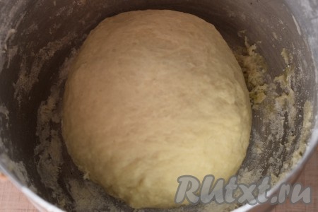 Замесить тесто из яйца, муки, соли, растительного масла и сыворотки. Тщательно его вымесить. Тесто должно получиться крутым и плотным по консистенции.
