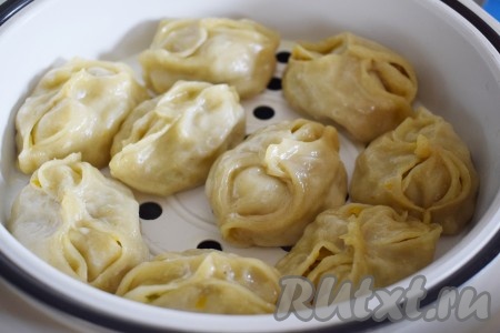 Манты готовим на пару. Я готовлю манты в мультиварке на режиме "Пар", а можно готовить их в мантоварке, пароварке, да и просто в дуршлаге, поставленном на кастрюлю с кипящей водой, сверху накрыв крышкой. Мультиварку включаем на режим "Пар", выбираем вид продукта "Мясо" и готовим, не открывая крышку, 30-40 минут.
