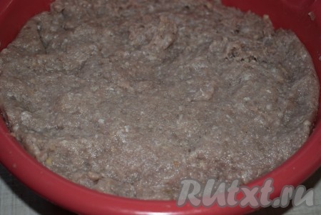 Из мяса и очищенного лука приготовить фарш, прокрутив все ингредиенты на мясорубке или мелко измельчить ножом, посолить, поперчить. Хорошо перемешать получившийся мясной фарш.