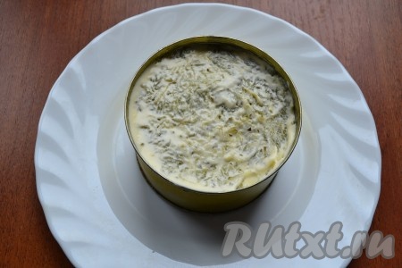 Смазать огуречный слой майонезом.