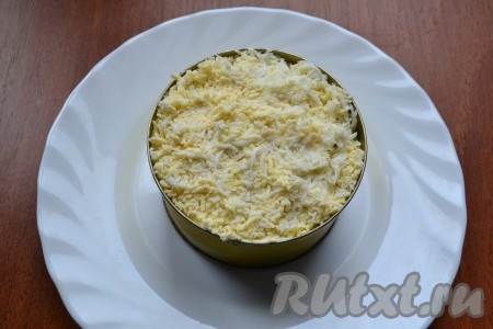 И последним слоем выложить вареное яйцо, натертое на мелкой терке.
