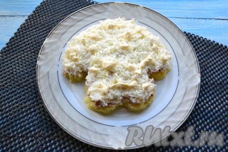 Нанести на курицу несколько точек майонеза, чтобы следующий слой салата не распадался. Следующий слой - натертые на мелкой терке белки (1-2 белка оставьте для украшения), чуть соли и немного майонеза.
