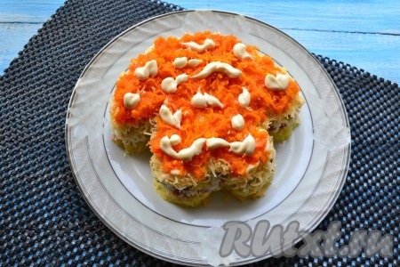 Далее - слой очищенной и натертой на средней терке отварной моркови, посолить + майонез.
