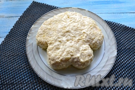 Оставшейся частью натертого картофеля покрыть салат полностью, чтобы и бока были закрыты. Смазать хорошо все майонезом.
