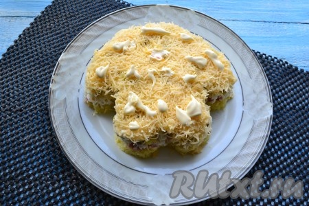 Затем добавить слой натертого на средней терке твердого сыра + майонез.
