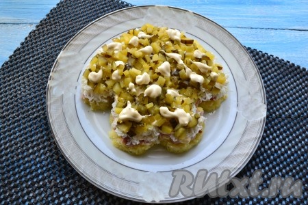 Огурцы маринованные нарезать маленькими кубиками и выложить следующим слоем + чуточку майонеза.
