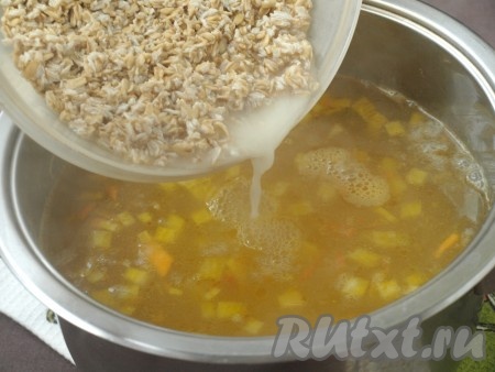 Добавить в суп обжаренные лук с морковью и набухшие хлопья, варить на небольшом огне до готовности картофеля, в конце варки посолить.
