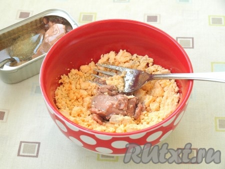 К желткам добавить печень трески и немного масла, в котором она находилась. Посолить и поперчить начинку по вкусу. Тщательно размять начинку в однородную массу.