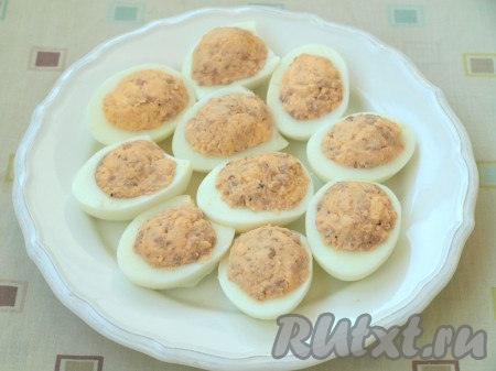 Белки наполнить подготовленной начинкой.