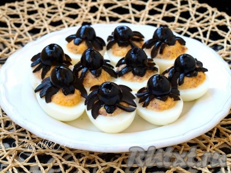 Фаршированные яйца "Пауки"