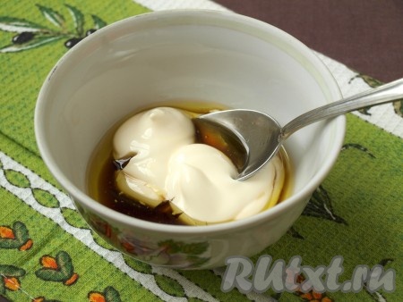 Для приготовления заправки салата смешать майонез, растительное масло и соевый соус, взбить, чтобы масса стала однородной.
