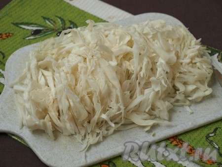 Капусту тонко нашинковать. Использовать нужно мягкую капусту (в магазинах часто можно встретить дубовую капусту, которая не подойдёт для этого салата).