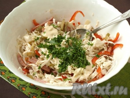 Выложить заправку в салат, перемешать. Затем добавить по вкусу соль и чёрный молотый перец,&nbsp;измельчённую петрушку и перемешать повторно.
