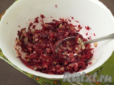 Перемешать свеклу и жареный лук, добавить в салат по вкусу соль, перец и, в принципе, можно подавать к столу.
